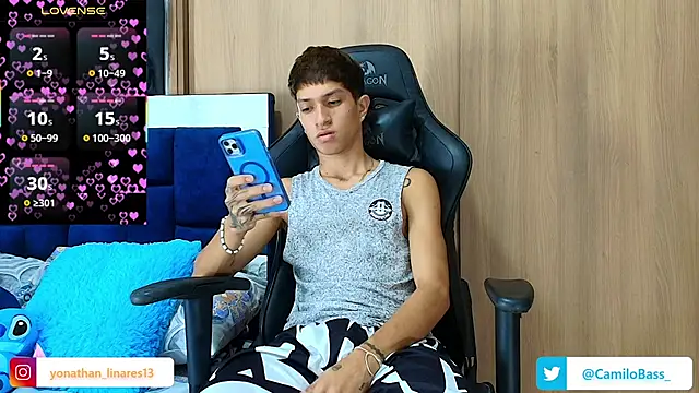 Snapshot of _CamiloBass chatting on November 15, 2025, 12:08 am CamiloBass online show from November 15, 2025, 12:08 am