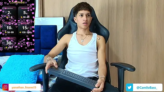 Snapshot of _CamiloBass chatting on November 25, 2025, 12:54 am CamiloBass online show from November 25, 2025, 12:54 am