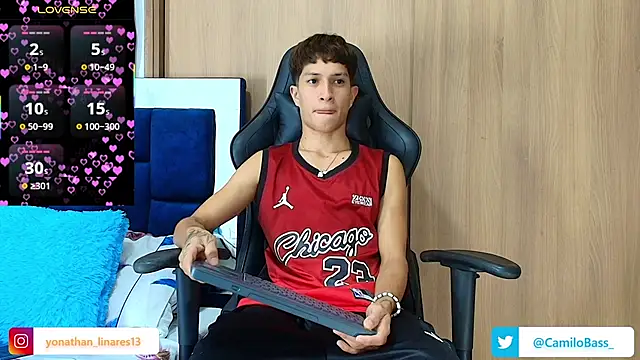 Snapshot of _CamiloBass chatting on November 26, 2025, 12:22 am CamiloBass online show from November 26, 2025, 12:22 am