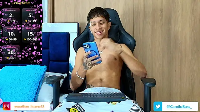 Snapshot of _CamiloBass chatting on November 29, 2025, 12:02 am CamiloBass online show from November 29, 2025, 12:02 am