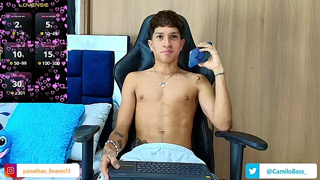 Snapshot of _CamiloBass chatting on November 30, 2025, 8:13 pm CamiloBass online show from November 30, 2025, 8:13 pm