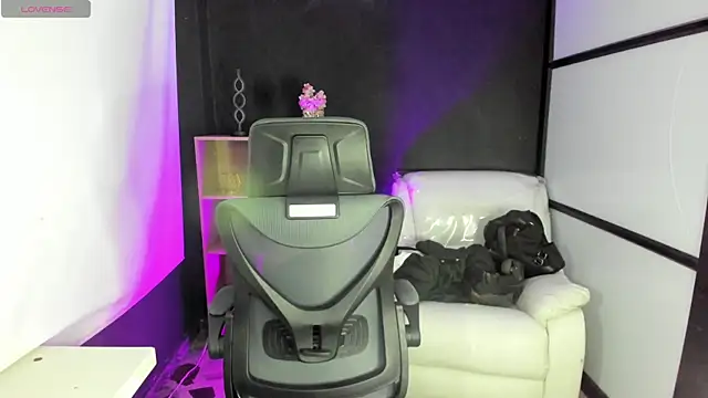 Snapshot of TifanyWhite_ chatting on March 19, 2025, 8:32 pm TifanyWhite online show from March 19, 2025, 8:32 pm