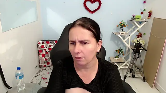 victoria jones online show from November 22, 2025, 1:32 pm