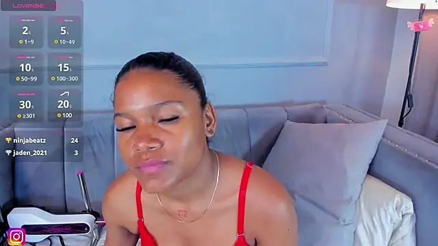 Snapshot of Isabellsmmith chatting on February 22, 2025, 6:50 am Isabellsmmith online show from February 22, 2025, 6:50 am