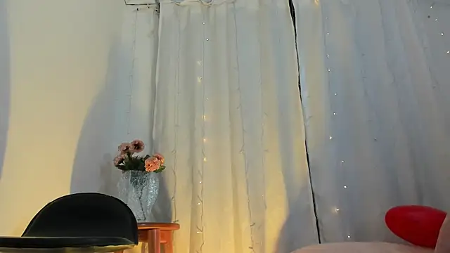 Snapshot of Zara_dulce chatting on March 6, 2025, 12:09 pm Zara dulce online show from March 6, 2025, 12:09 pm