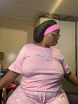 Snapshot of Nomthie chatting on December 4, 2025, 4:11 am Nomthie online show from December 4, 2025, 4:11 am