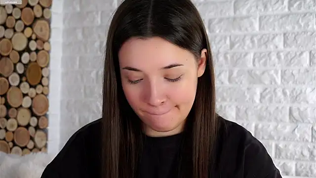 Snapshot of LowOncoming chatting on October 10, 2025, 4:11 am LowOncoming online show from October 10, 2025, 4:11 am