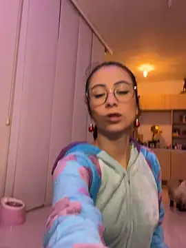 Snapshot of juanasnz99 chatting on December 25, 2024, 5:05 am juanasnz99 online show from December 25, 2024, 5:05 am