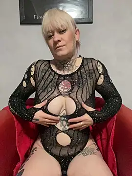 poussichienne online show from February 9, 2025, 1:56 pm