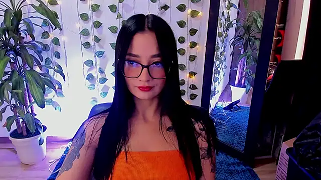 mariiana-diaz online show from December 15, 2025, 3:38 pm