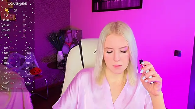 Snapshot of Selenatrend chatting on November 13, 2025, 12:26 pm Selenatrend online show from November 13, 2025, 12:26 pm