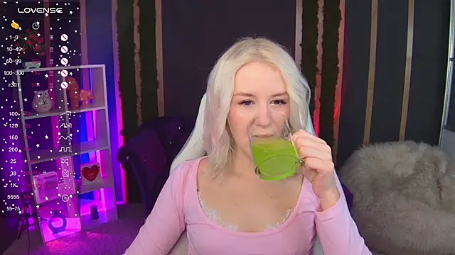 Snapshot of Selenatrend chatting on November 18, 2025, 12:31 pm Selenatrend online show from November 18, 2025, 12:31 pm