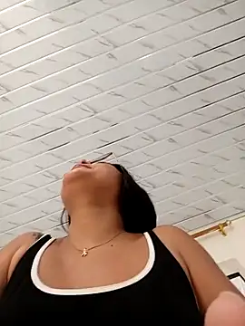 -VICKKY online show from November 3, 2025, 2:07 pm