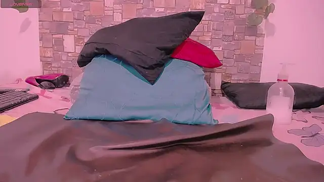 Snapshot of CrazyRousex chatting on January 17, 2025, 2:50 pm CrazyRousex online show from January 17, 2025, 2:50 pm