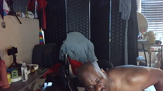 Snapshot of bigshh8 chatting on October 7, 2025, 11:35 pm bigshh8 online show from October 7, 2025, 11:35 pm