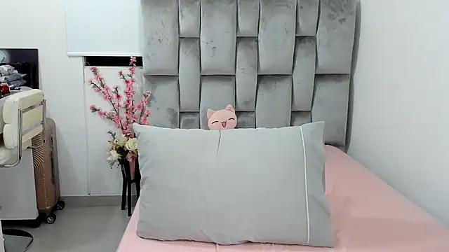 Snapshot of baby-miah chatting on February 7, 2025, 6:35 am baby-miah online show from February 7, 2025, 6:35 am