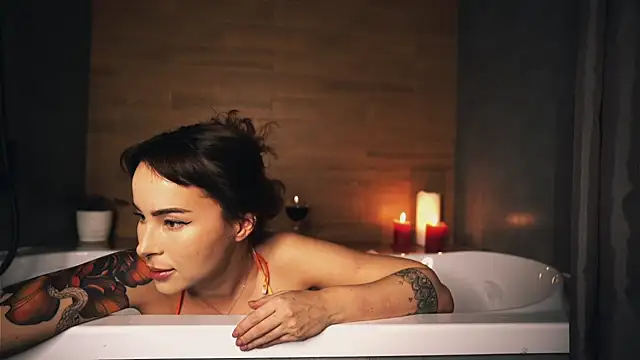 Snapshot of Leona_Mell chatting on March 17, 2025, 10:06 pm Leona Mell online show from March 17, 2025, 10:06 pm