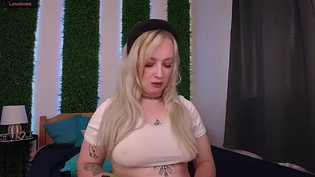 Snapshot of Nicole__Aniston_ chatting on September 28, 2025, 8:52 am Nicole  Aniston  online show from September 28, 2025, 8:52 am