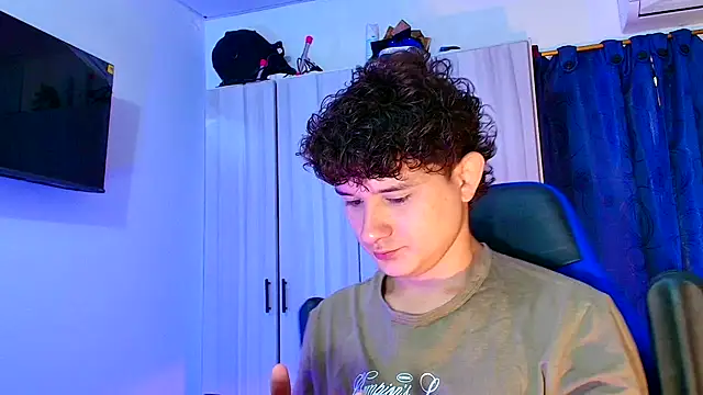 Snapshot of Nathan_Bluee chatting on December 17, 2025, 4:46 pm Nathan Bluee online show from December 17, 2025, 4:46 pm