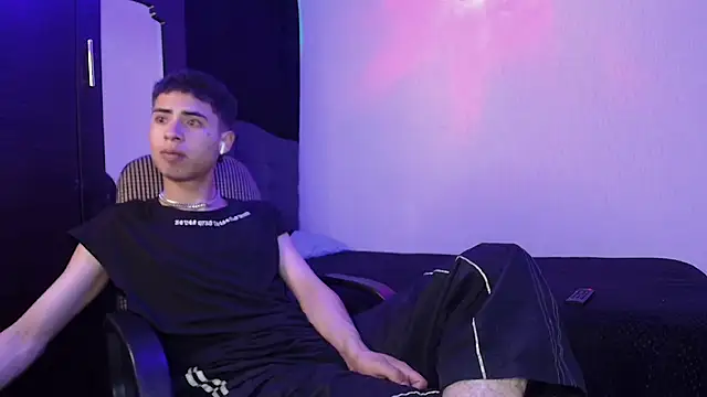 Snapshot of sexybat_twink chatting on February 13, 2025, 11:37 pm sexybat twink online show from February 13, 2025, 11:37 pm