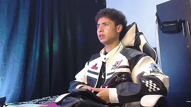 Snapshot of sexybat_twink chatting on December 4, 2025, 11:35 pm sexybat twink online show from December 4, 2025, 11:35 pm