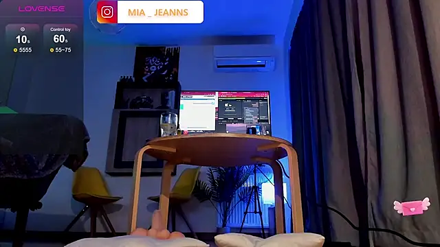 Snapshot of MiaJeanns chatting on December 3, 2024, 8:39 pm MiaJeanns online show from December 3, 2024, 8:39 pm