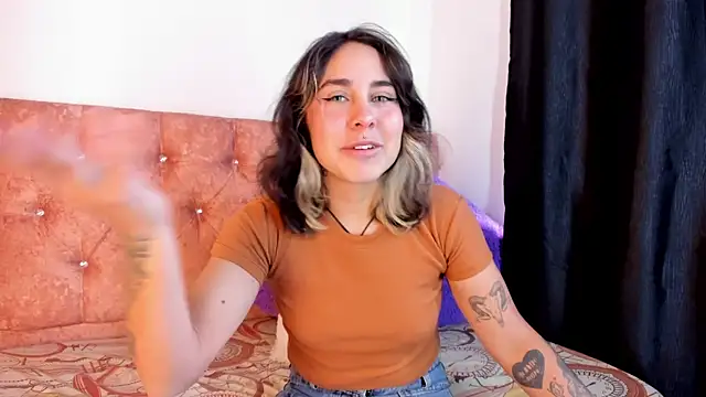 Snapshot of riley_colors chatting on January 31, 2025, 1:45 pm riley colors online show from January 31, 2025, 1:45 pm