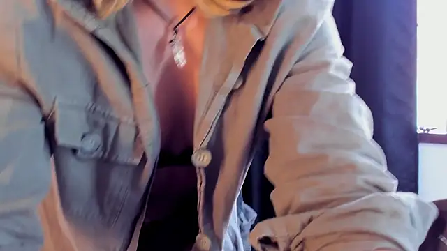 Snapshot of riley_colors chatting on February 18, 2025, 8:25 pm riley colors online show from February 18, 2025, 8:25 pm