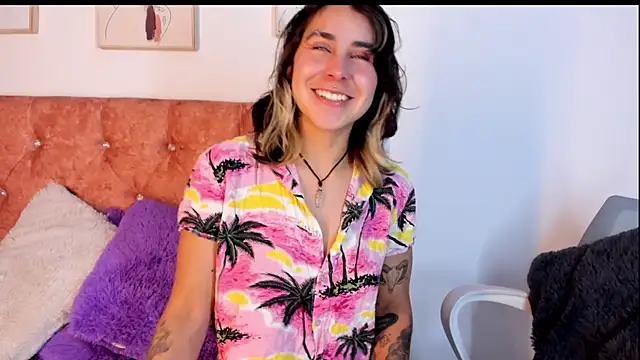 Snapshot of riley_colors chatting on March 11, 2025, 9:37 pm riley colors online show from March 11, 2025, 9:37 pm