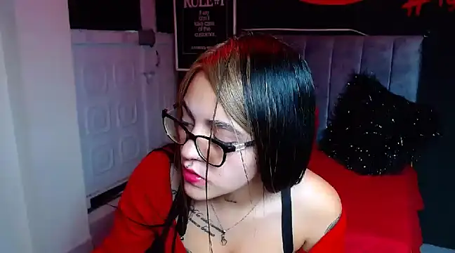 Snapshot of Violettasquirt chatting on January 8, 2025, 10:27 pm Violettasquirt online show from January 8, 2025, 10:27 pm