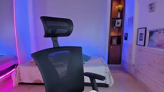 Snapshot of Susann_Ross chatting on January 27, 2025, 11:00 am Susann Ross online show from January 27, 2025, 11:00 am