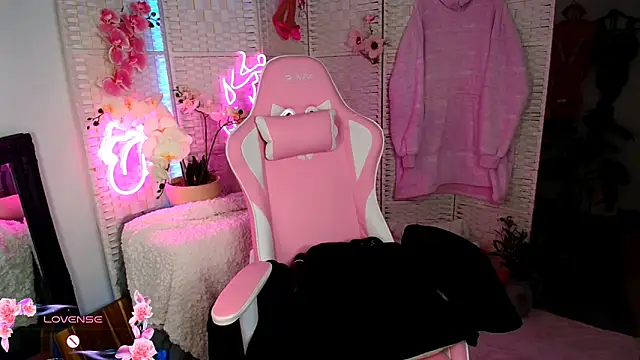 Snapshot of EllieKarrX chatting on December 8, 2024, 8:47 pm EllieKarrX online show from December 8, 2024, 8:47 pm