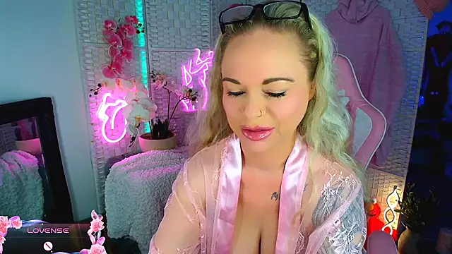 Snapshot of EllieKarrX chatting on January 21, 2025, 9:25 pm EllieKarrX online show from January 21, 2025, 9:25 pm