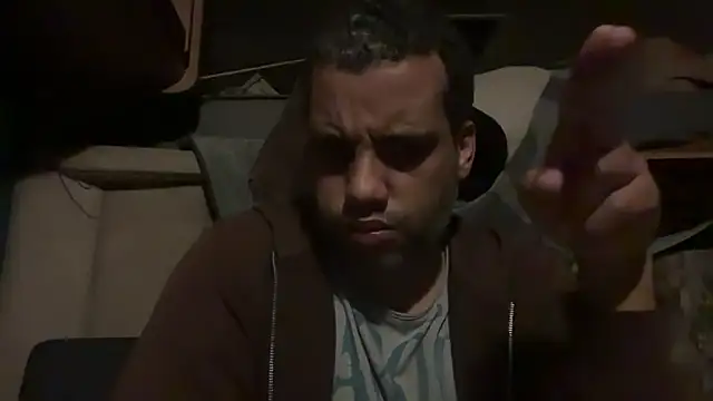 Snapshot of AbsolutMouuah chatting on October 12, 2025, 9:14 pm AbsolutMouuah online show from October 12, 2025, 9:14 pm