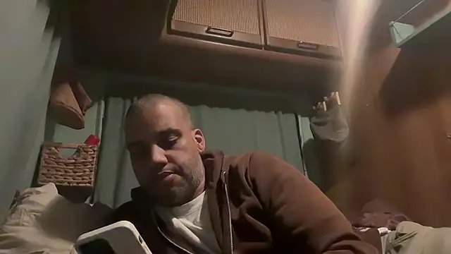 Snapshot of AbsolutMouuah chatting on November 4, 2025, 7:35 pm AbsolutMouuah online show from November 4, 2025, 7:35 pm