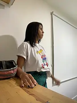 Snapshot of sharonmiller_2_ chatting on February 28, 2025, 11:34 pm sharonmiller 2 online show from February 28, 2025, 11:34 pm