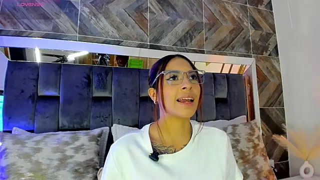 TaniaSmith1 online show from November 30, 2025, 4:44 pm