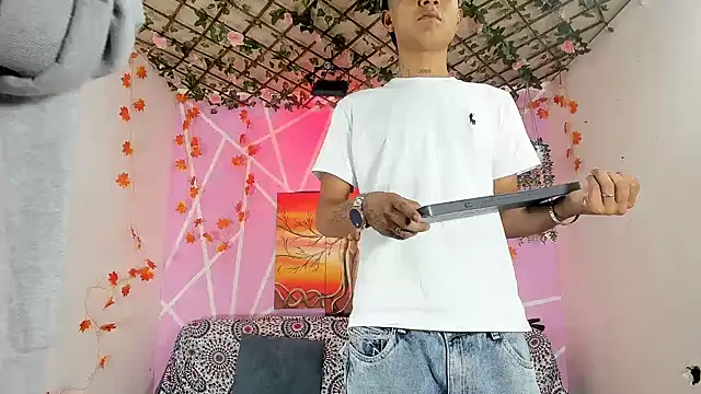 Fresahot2005 online show from December 4, 2025, 8:17 pm