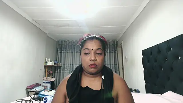 Indianmayaxoxo online show from November 3, 2025, 2:51 pm
