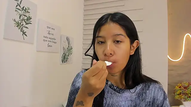 Snapshot of Aida_moreno chatting on March 13, 2025, 10:57 am Aida moreno online show from March 13, 2025, 10:57 am