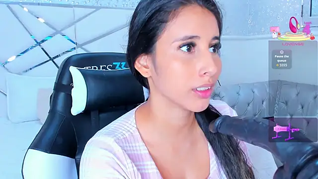 VICTORIA HOUSTON online show from December 16, 2025, 3:28 pm