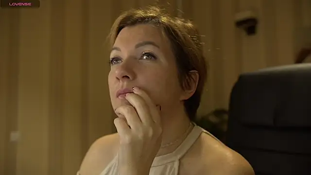 Snapshot of Katherine_Fox chatting on December 13, 2024, 7:04 am Katherine Fox online show from December 13, 2024, 7:04 am