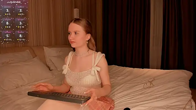 Snapshot of IsabellaTorrance chatting on February 11, 2025, 4:24 pm IsabellaTorrance online show from February 11, 2025, 4:24 pm