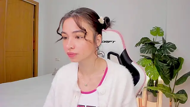 Snapshot of Adriennesexxx chatting on February 2, 2025, 10:57 am Adriennesexxx online show from February 2, 2025, 10:57 am