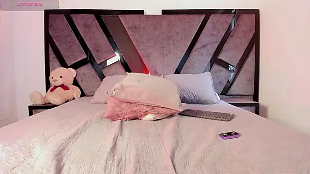 ailynBlaze online show from March 5, 2025, 5:08 pm