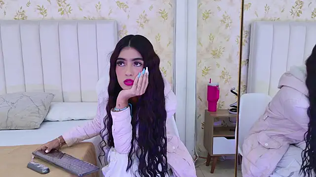 Mia-Monroe online show from September 20, 2025, 7:37 pm