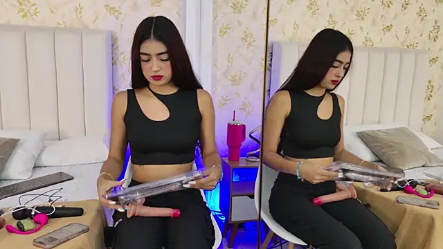 Mia-Monroe online show from September 30, 2025, 7:52 pm