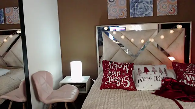 SophiaJoliebm online show from November 28, 2025, 4:48 am