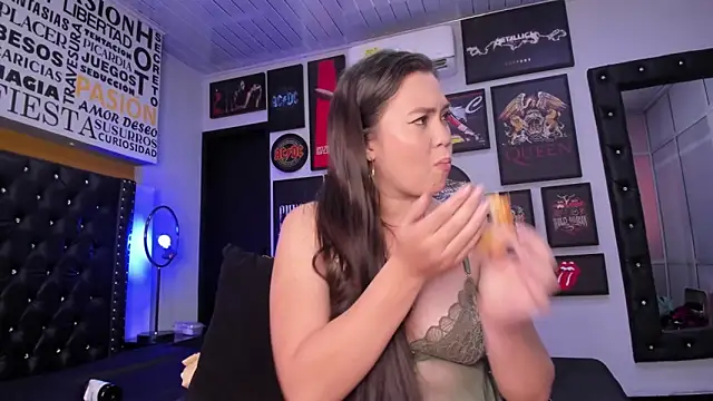 Snapshot of MADISSONLOVE_ chatting on March 5, 2025, 3:18 pm MADISSONLOVE online show from March 5, 2025, 3:18 pm