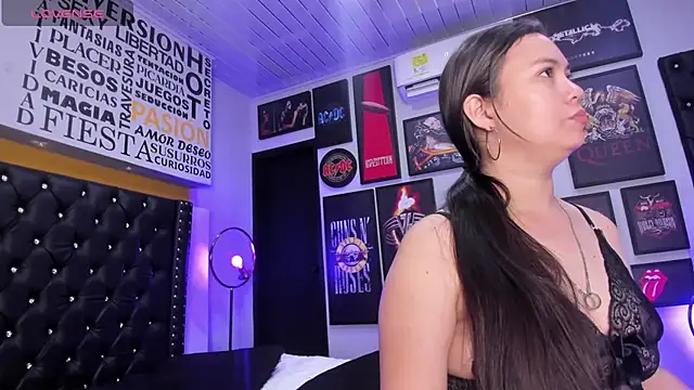 Snapshot of MADISSONLOVE_ chatting on March 11, 2025, 12:06 pm MADISSONLOVE online show from March 11, 2025, 12:06 pm